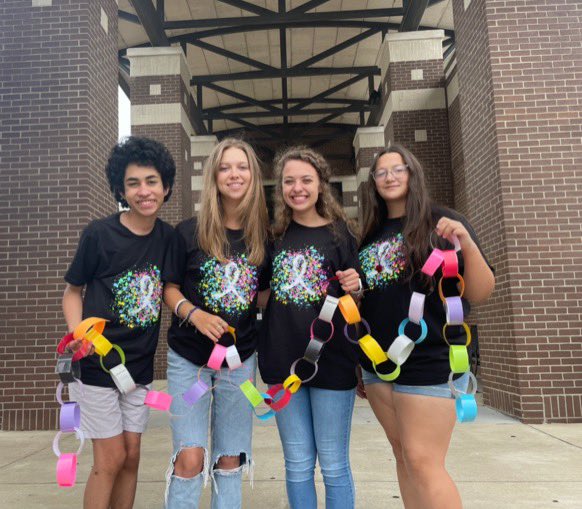 LexingtonSIA's tweet image. Proud of our “t-shirt group” who has worked so hard to bring these shirts to life! They are even better in person, and you have to see the back! Check them out and support @CancerManyColor by clicking on the link in our profile! Way to go guys! @LHSWildcatsLex1 @MultiplyingGood