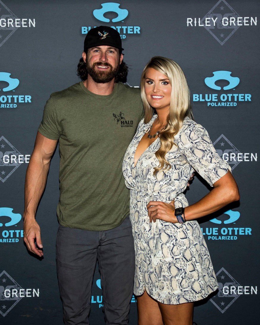 He smells as good as he looks, ladies. 🤤😉😍 #WeOutHere #TakeMeHunting <a href="/RileyGreenMusic/">Riley Green</a>