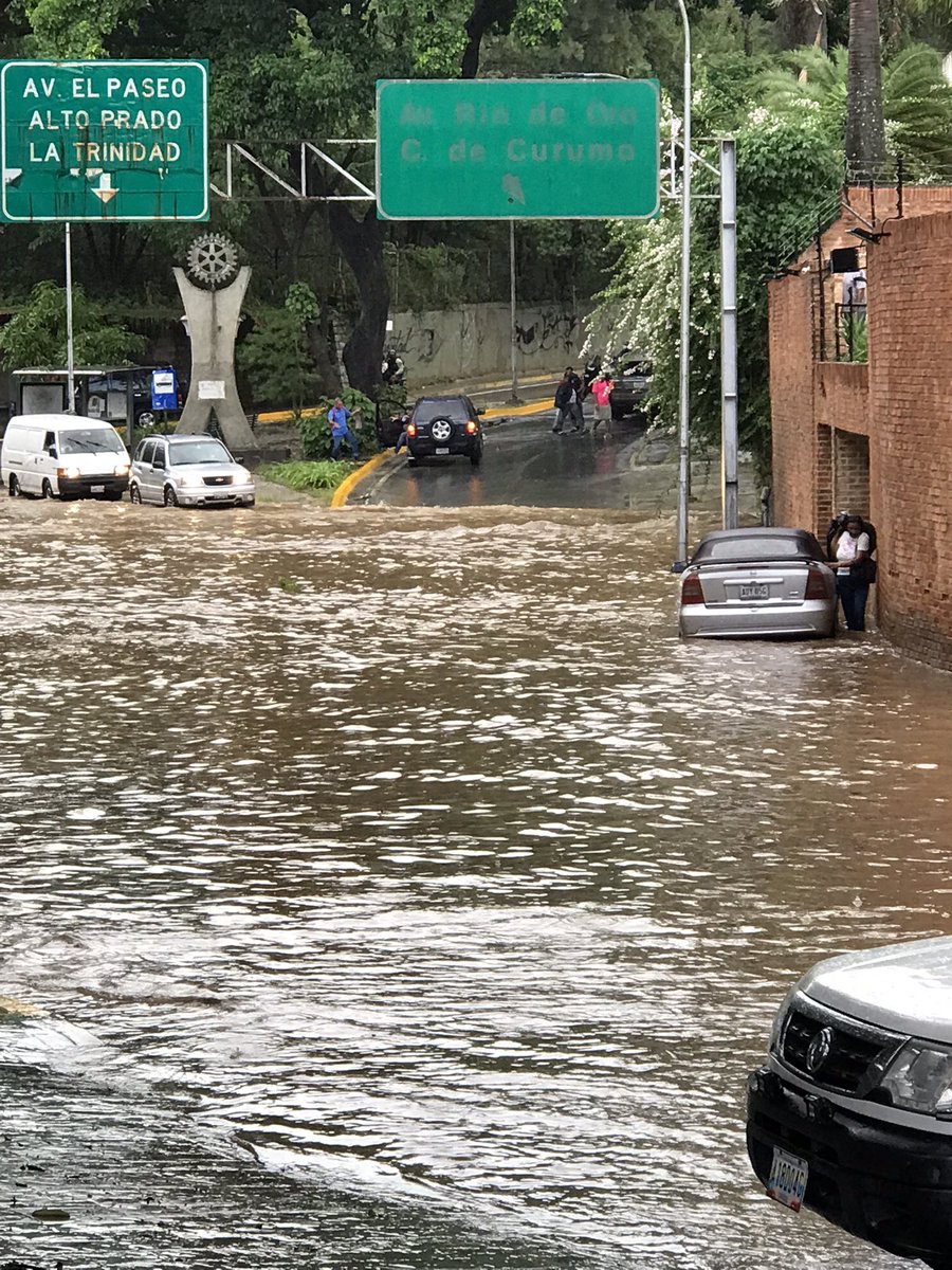 estendenciavzl's tweet photo. "Prados del Este" es tendencia porque se encuentra bajo el agua https://t.co/kXK1P0r0iP
