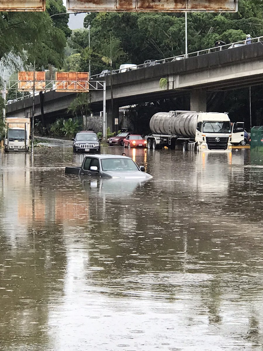 estendenciavzl's tweet photo. "Prados del Este" es tendencia porque se encuentra bajo el agua https://t.co/kXK1P0r0iP