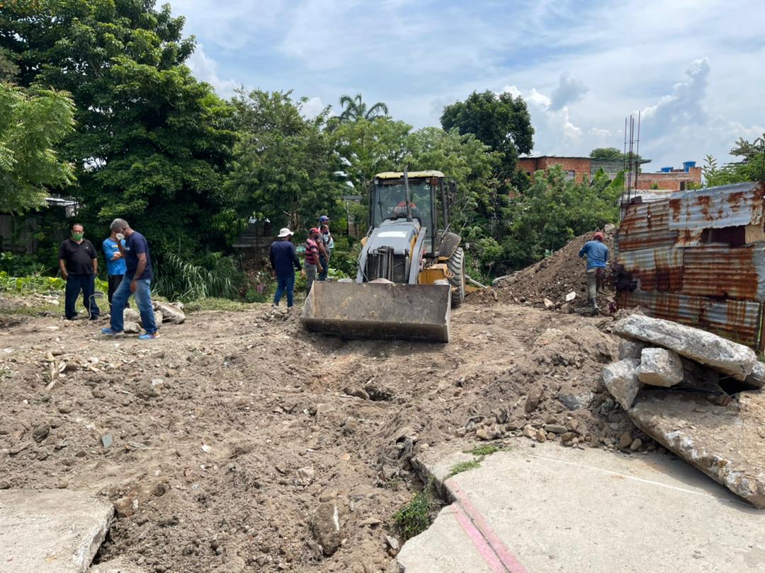 RafaelMaracay21's tweet photo. Nos comprometimos con los vecinos del sector Los Abuelos para iniciar la obra de colector en articulación con @Hidrocentro2011 se van a reemplazar 10 mtros lineales de tubería de 42 pulgadas. Además se va a solucionar la socavación que afecta una vivienda.
@Soykarinacarpio https://t.co/wkN6WihwPN
