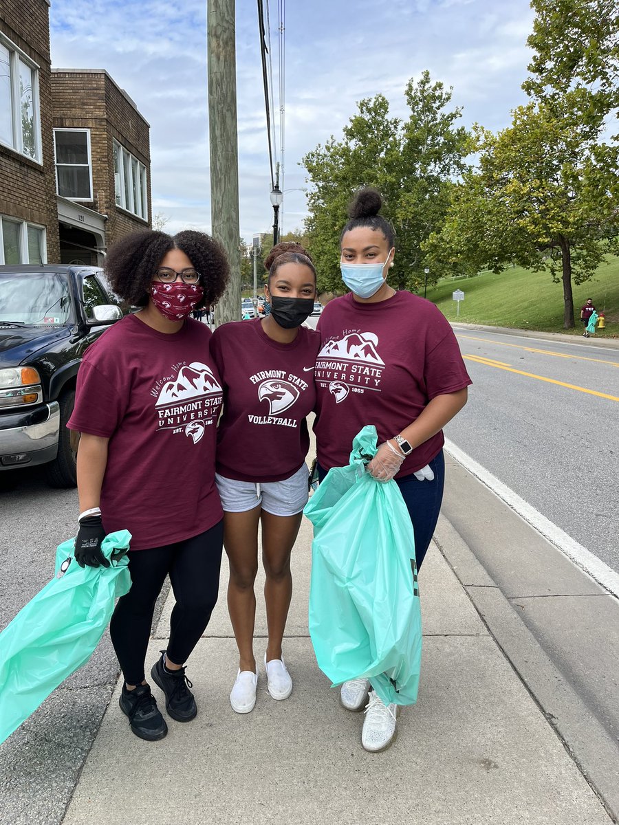 FairmontState's tweet photo. Our #FalconsHelpingFalcons Community Volunteer Event was a huge success 👏 Thank you to everyone who took the time out of their day to participate and take care of our beautiful community! 🏡 https://t.co/ABJcfTUCmJ