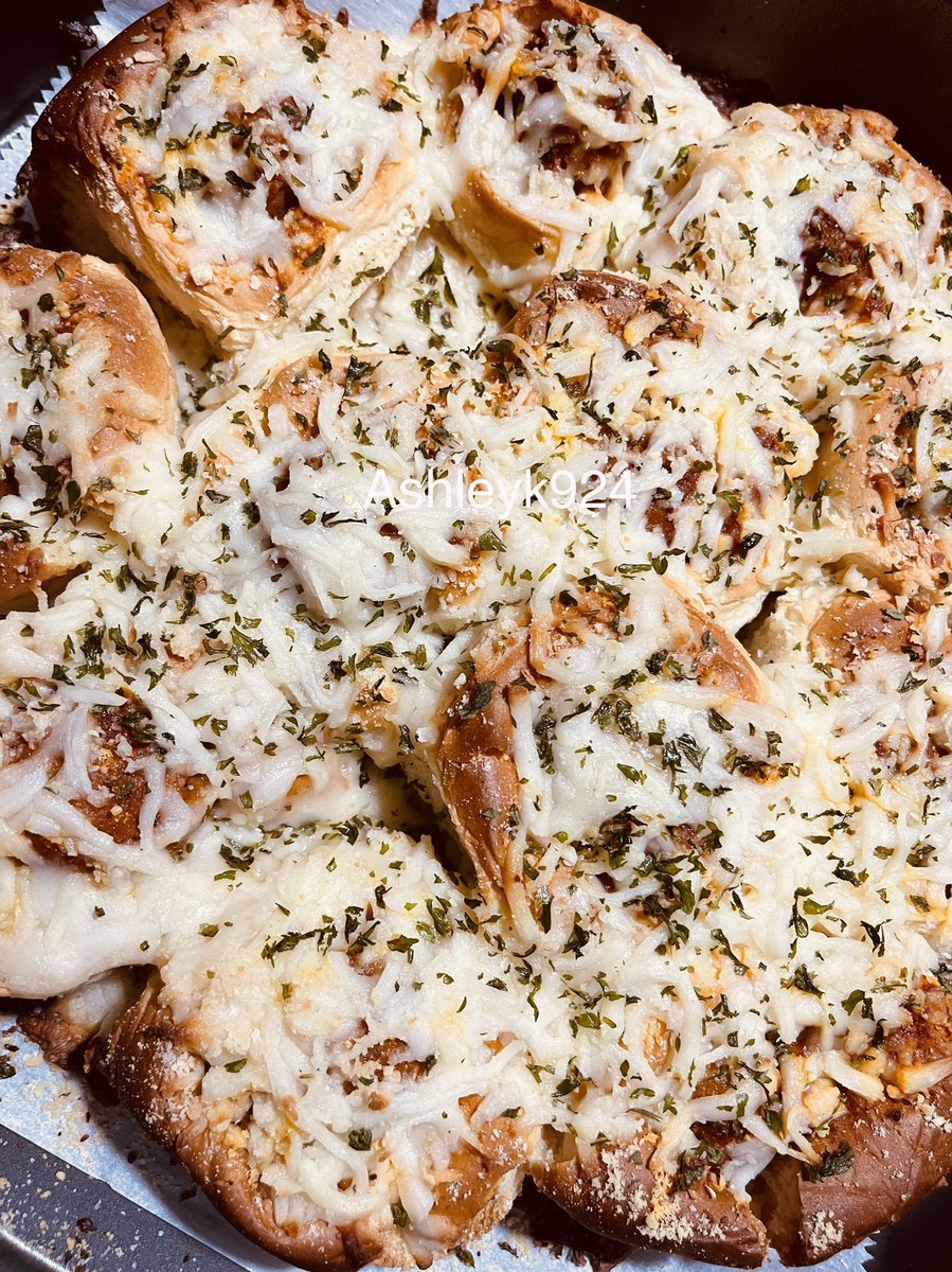 AshleyK924's tweet photo. Pull-apart Cheesy Meatball Sliders ….Super easy and turned out really good! Recipe in comments! #Italian #soyummy #meatballsliders #simplemeals https://t.co/yix5MafOIi