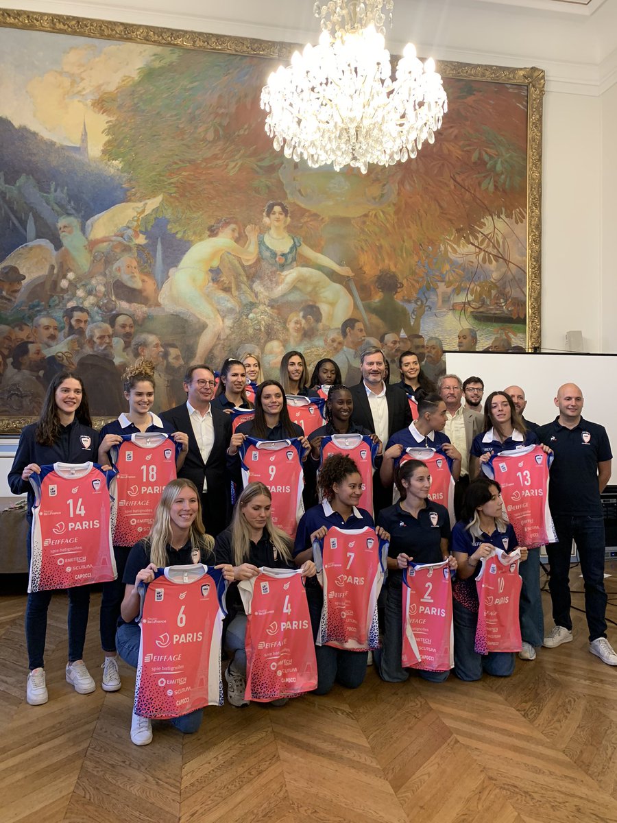 SachaGaillard's tweet photo. 📌 Remise des maillots aux Mariannes du Club Saint-Cloud Paris Volley 🏐 Bravo à elles et courage pour la saison qui commence ! #volley @VilleSaintCloud https://t.co/4qBGgViC32