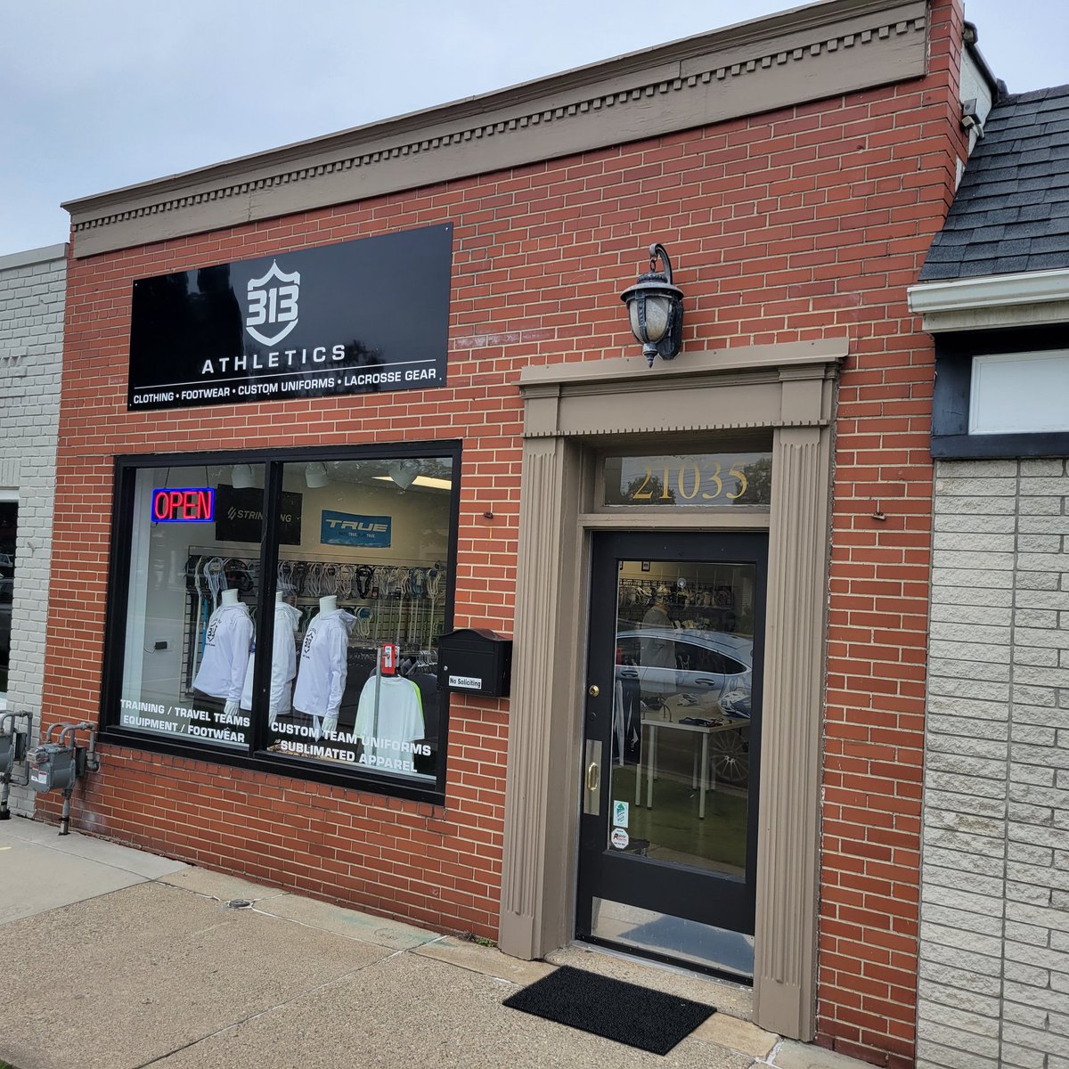313lax's tweet photo. One year in the new location!!! We made it!
#stx #maverik #cascade #ecd #stringking #truetemper #newbalance #lblcathletics https://t.co/L0jLBeFgsL