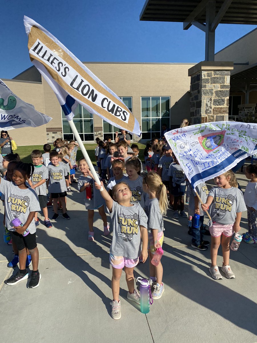 SilliestKinders's tweet photo. What an awesome way to kick off the long weekend! Fun Run fun! @LakeCountryLion https://t.co/ZFVGHE8VF8
