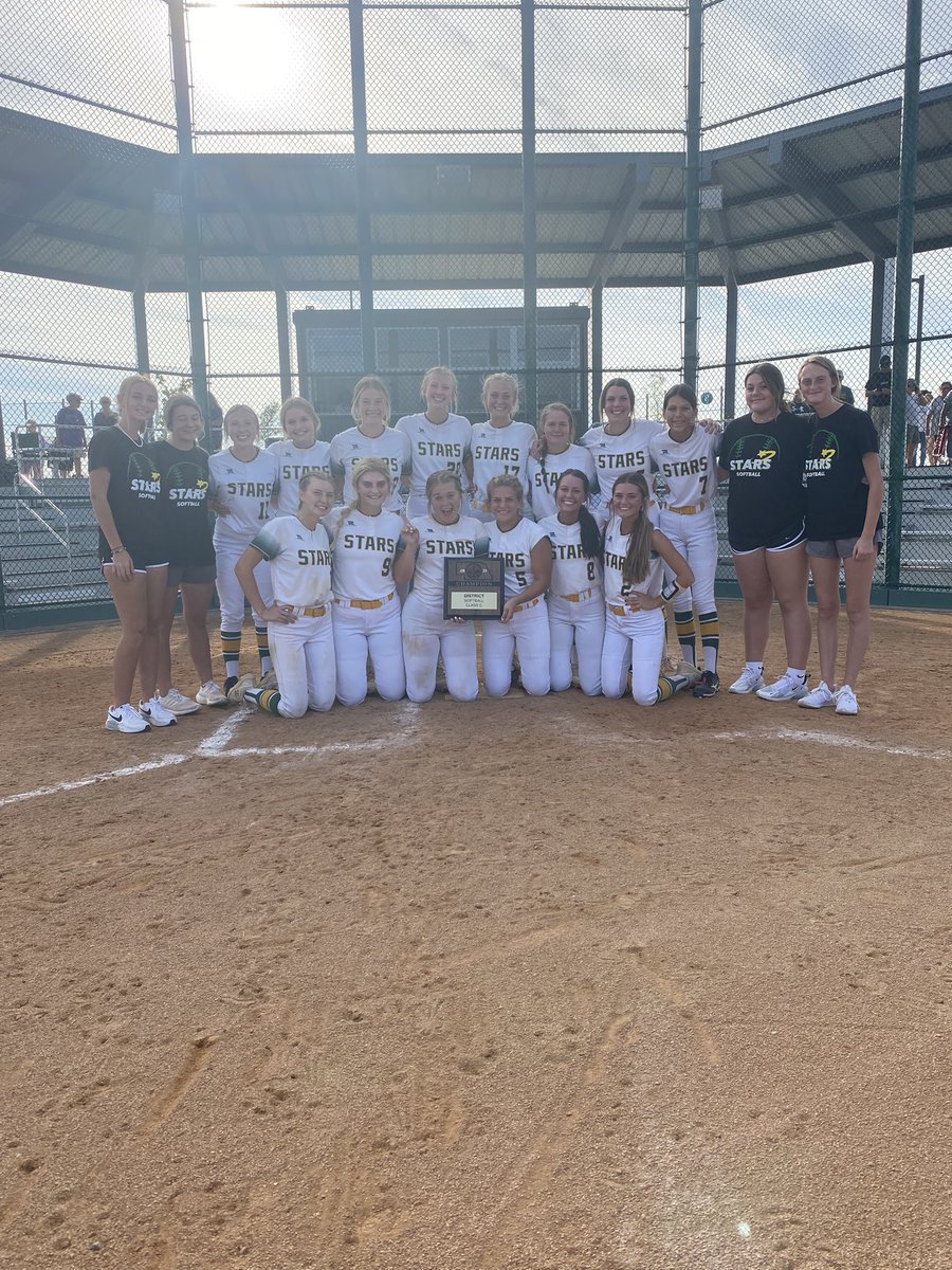 KCStarsSoftbal1's tweet photo. ⭐️🥎Stars🥎⭐️
Pics from the day @kkristaleee 💣
And the C-6 District Champion KCHS STARS https://t.co/5ZglSJQDVr