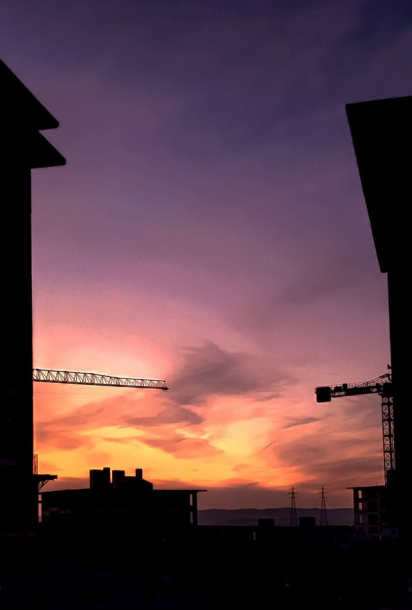 Bugün çalıştığım iş yerinde yanlışlıkla denk gelip çektiğim manzaraya bakın.. (fotoğrafta hiç efekt ve oynama yoktur.)