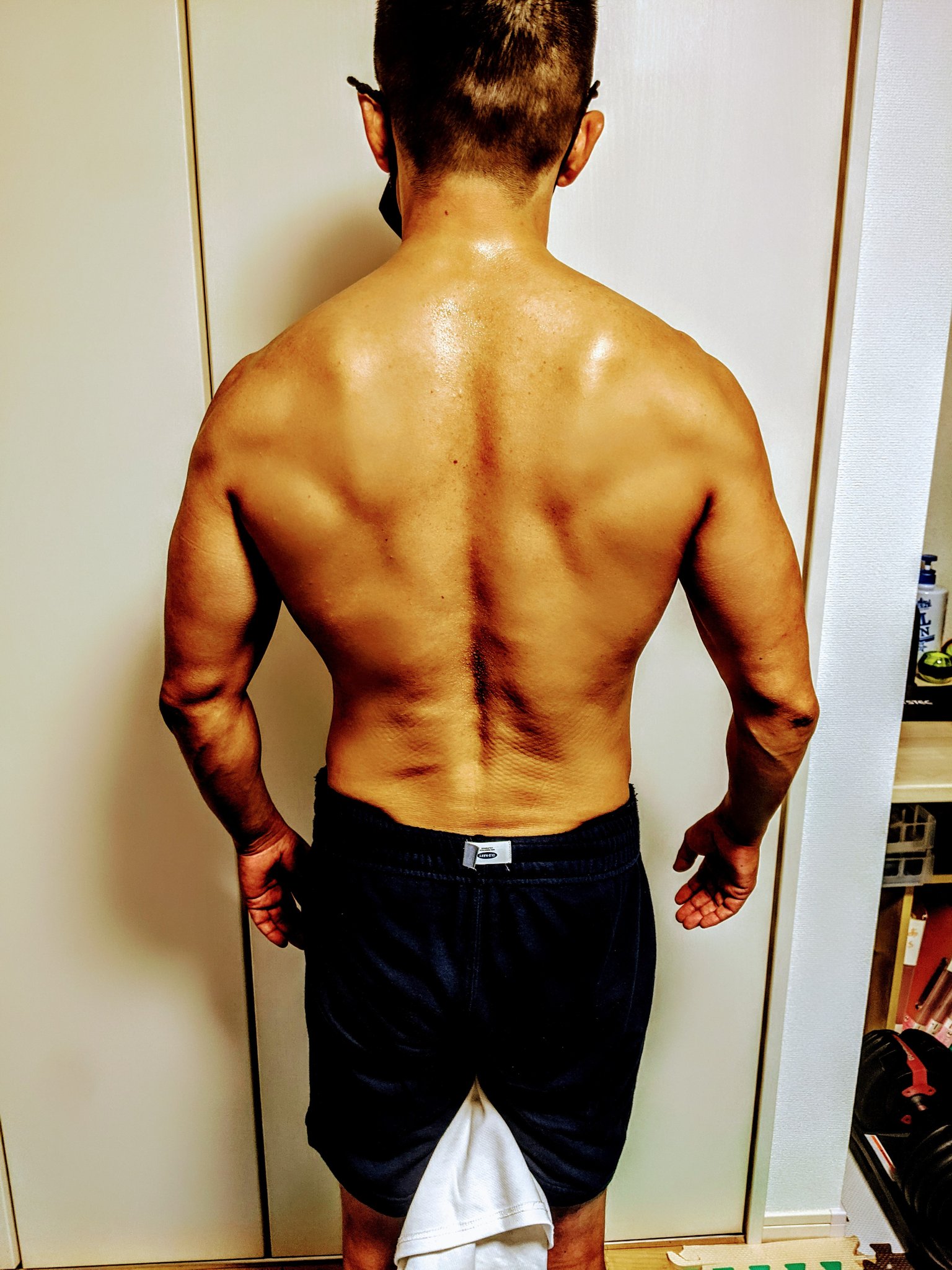 تويتر Mtk على تويتر 9 21 10 21 変わり映えしないなー 僧帽筋の上部の厚みがホンットに出ない W あと 広背筋下部の左右差がスゴい 右の弱いのを左で代償してるんだろうか どなたかアドバイス頂ければ幸いです 人 ﾀﾉﾑ 筋トレ垢さんと