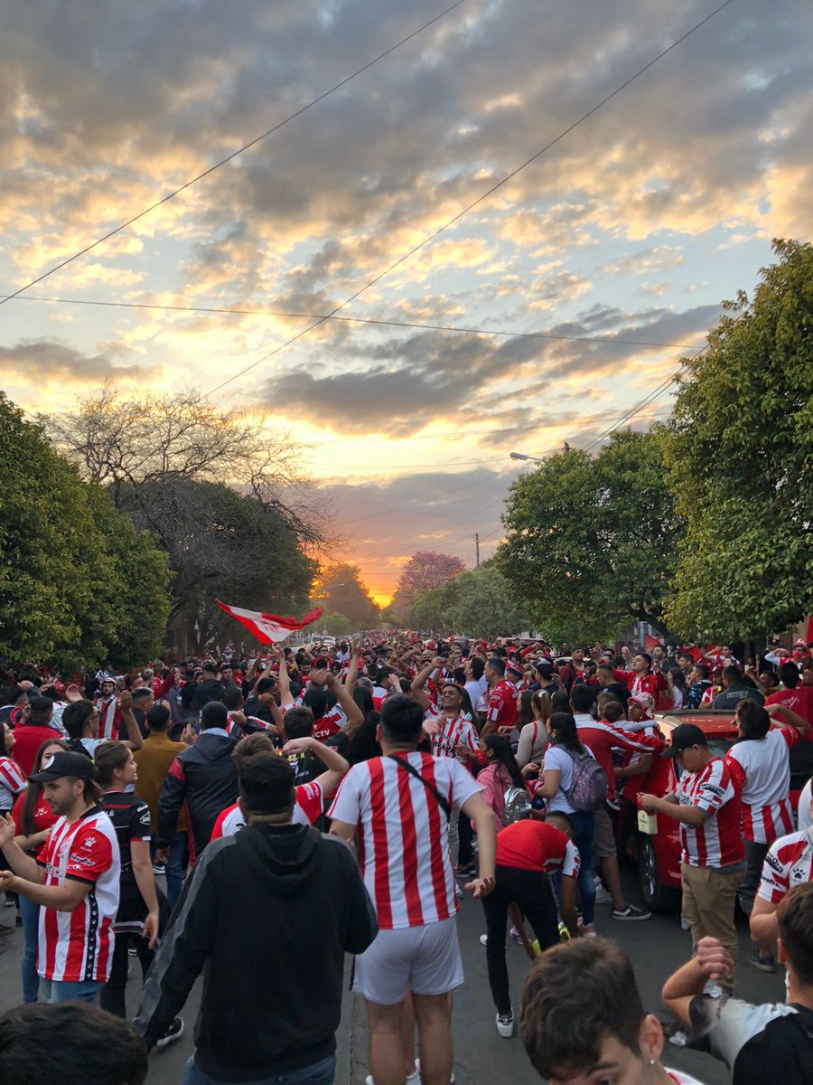 Increíble la emoción de la gente de #Instituto por volver a su cancha. Hermoso movimiento en las adyacencias de la cancha. Gran ambiente.