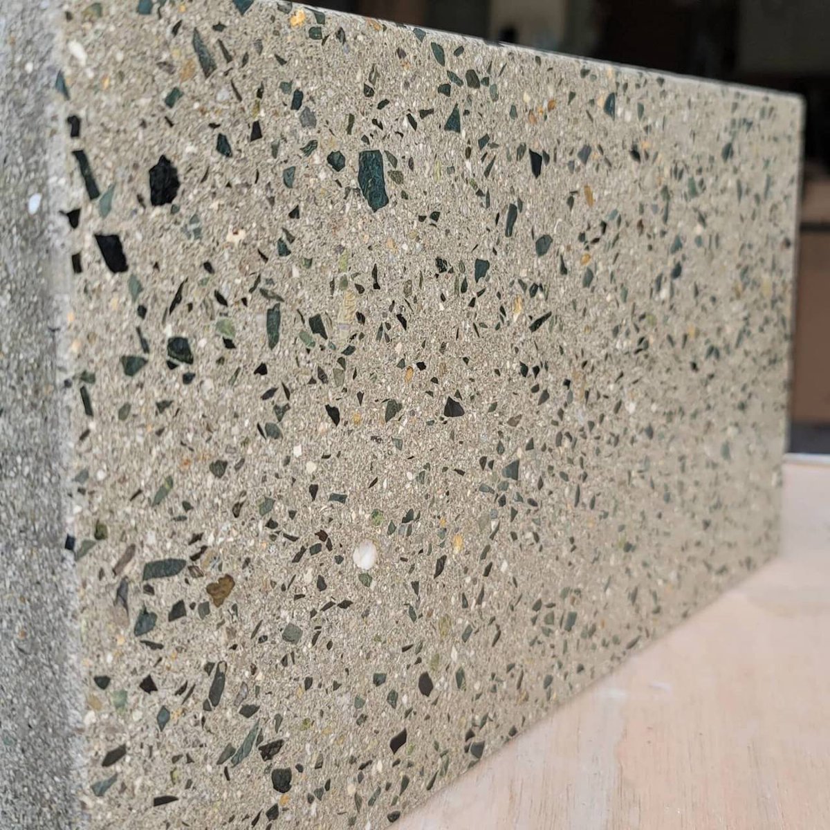 好評なコンクリートブロック研ぎ出し仕上げ。 これは研ぎ師匠の作品