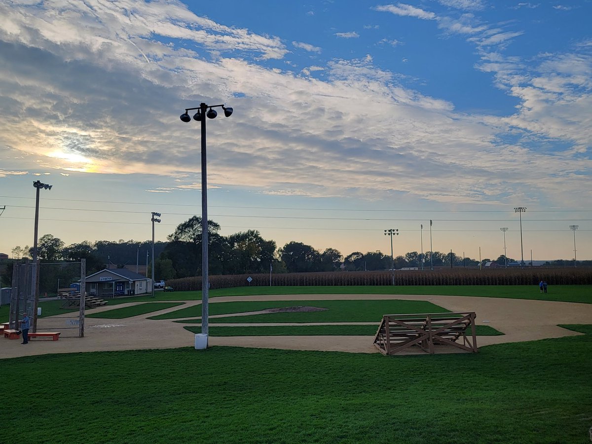 suefinberg's tweet photo. Is this heaven? Hey Dad, wanna have a catch? Miss you❤ https://t.co/pT6BQlowFD
