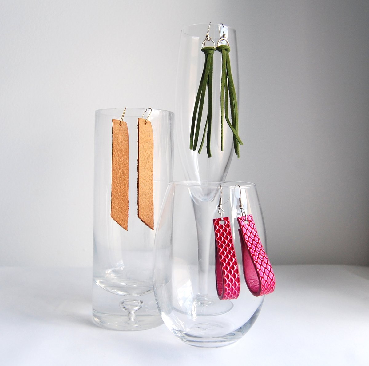 Fred_ArtWalk's tweet photo. Ellen Missio's home decor and leather jewelry.
This fun and funky collection will add colour to your life. Liven up your decor with signs and kitchen towels, with screen print, applique or stenciled designs, or add a unique statement to your wardrobe with leather jewelry! 
#dtk https://t.co/SHQHJVZKfM