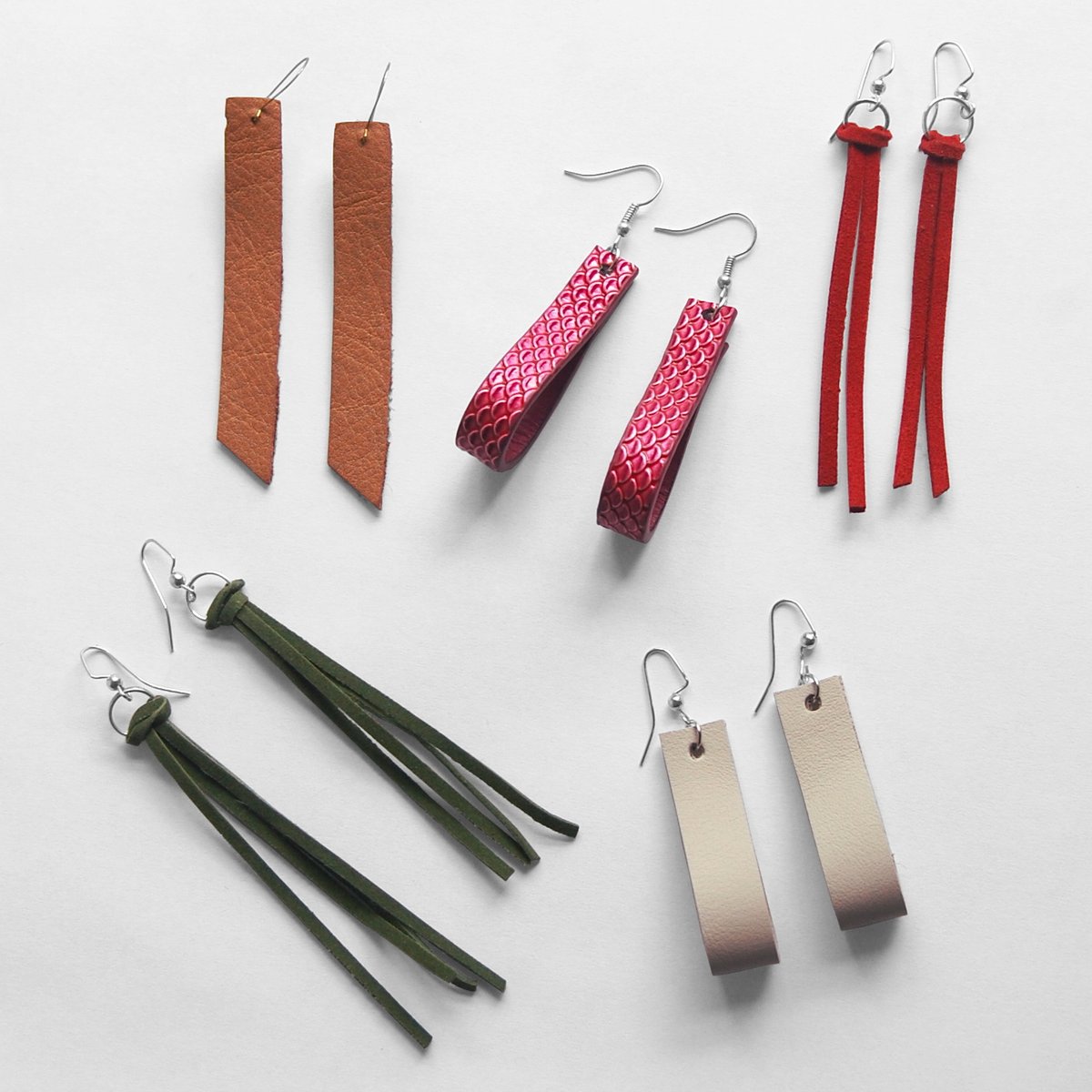 Fred_ArtWalk's tweet photo. Ellen Missio's home decor and leather jewelry.
This fun and funky collection will add colour to your life. Liven up your decor with signs and kitchen towels, with screen print, applique or stenciled designs, or add a unique statement to your wardrobe with leather jewelry! 
#dtk https://t.co/SHQHJVZKfM
