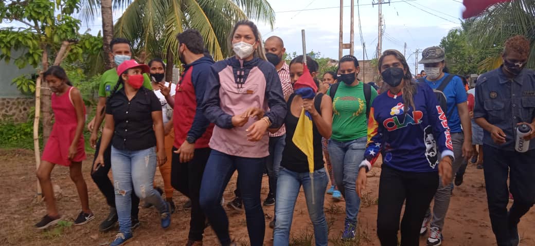 #EnFotos📸 || Durante un recorrido por las comunidades rurales de Maturín, la candidata a la Alcaldia de esta jurisdicción Ana Fuentes, ofreció respuesta a más de mil 200 familias con atención médica primaria y entrega de medicinas.

#MédicoIntegralComunitario