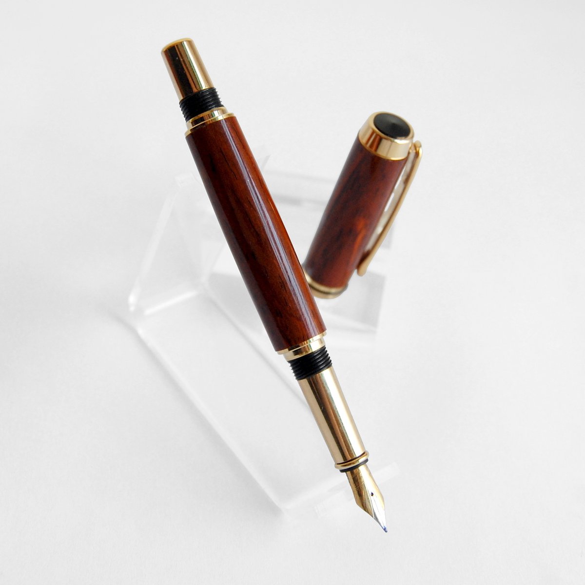 Fred_ArtWalk's tweet photo. Joe produces handmade pens in native and exotic woods and acrylics, as well as wooden Christmas decorations and toys. 

#dtk #woodworking #FAW2021 #kitchener https://t.co/G3iC9r1WTo