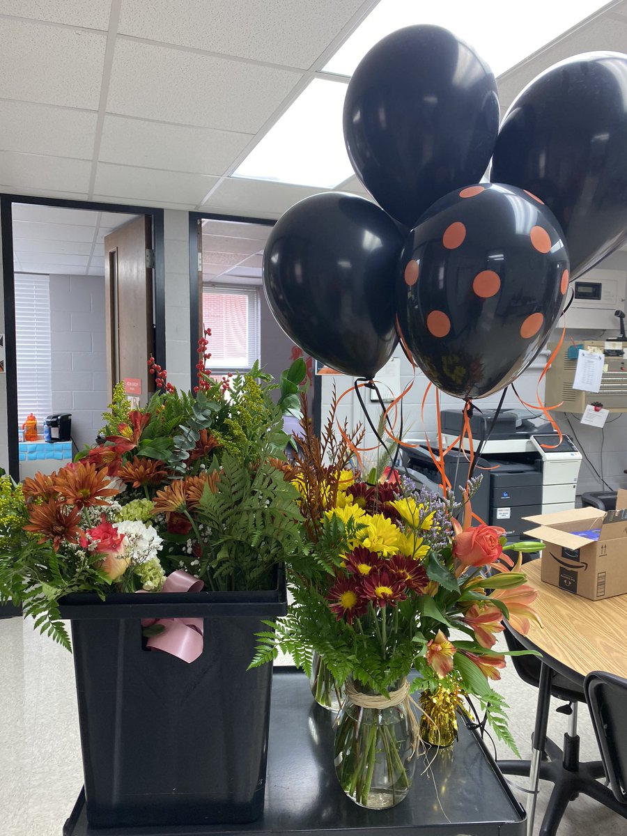 dkeeran2's tweet photo. Grabbed some pics of some of the homecoming court, a flower delivery and some pumpkin pies.  Just another day at the office. #schoolsecretary.#vb1team https://t.co/uubs7tH9SB