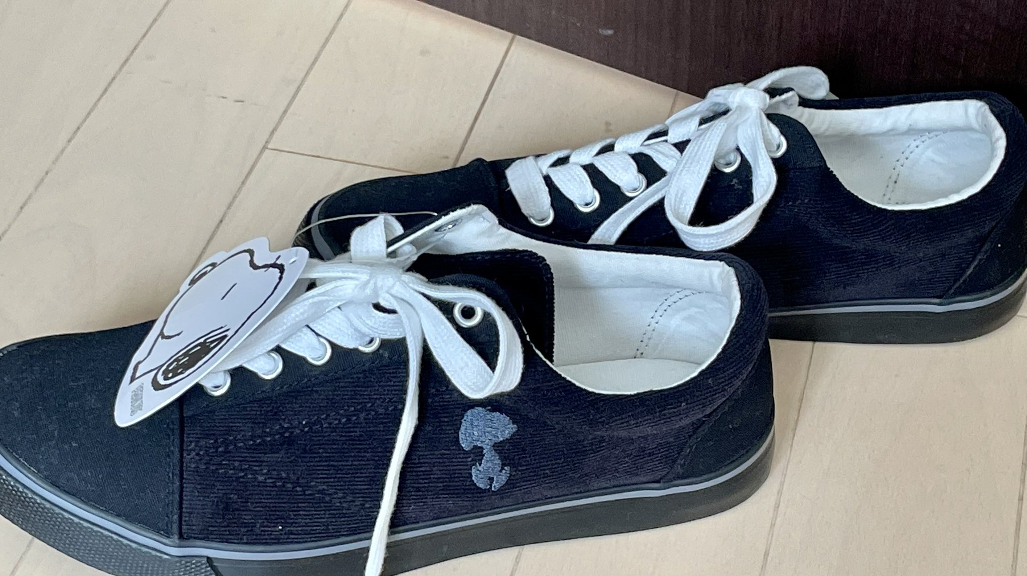 けんぬーぴー しまむら で発見したスヌーピーシューズです 黒ベースでスヌーピーとsnoopyの刺繍がワンポイントになってます 靴の中にはウッドストックちゃんが見えます さて スちゃんに履いてもらいますね 4枚目へ なぜっ 手を入れた