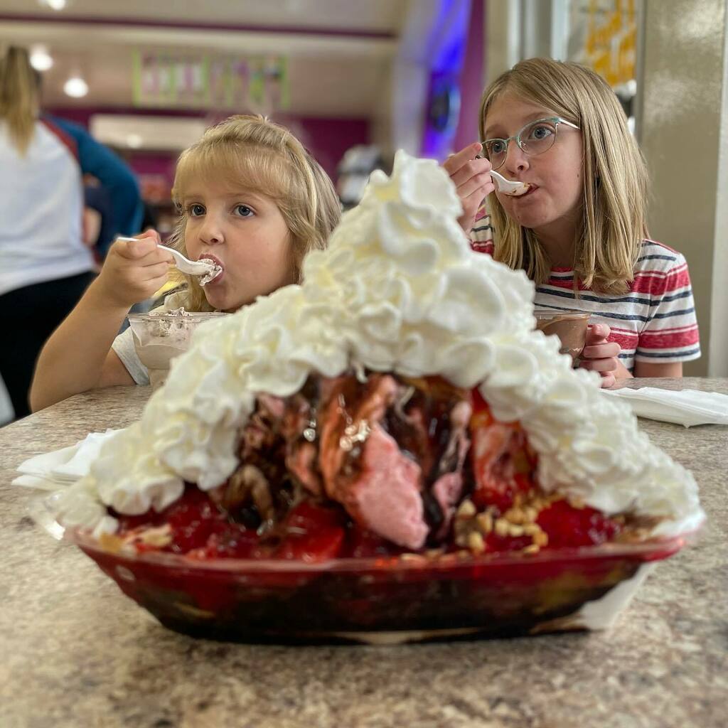 zeager's tweet photo. Some days, you just need to have ice cream for dinner!! 😂🤣🙌🏻🍦
#IsharedwithOwen
#Imfull https://t.co/3XSLE01uwo https://t.co/ZrczLR3tia