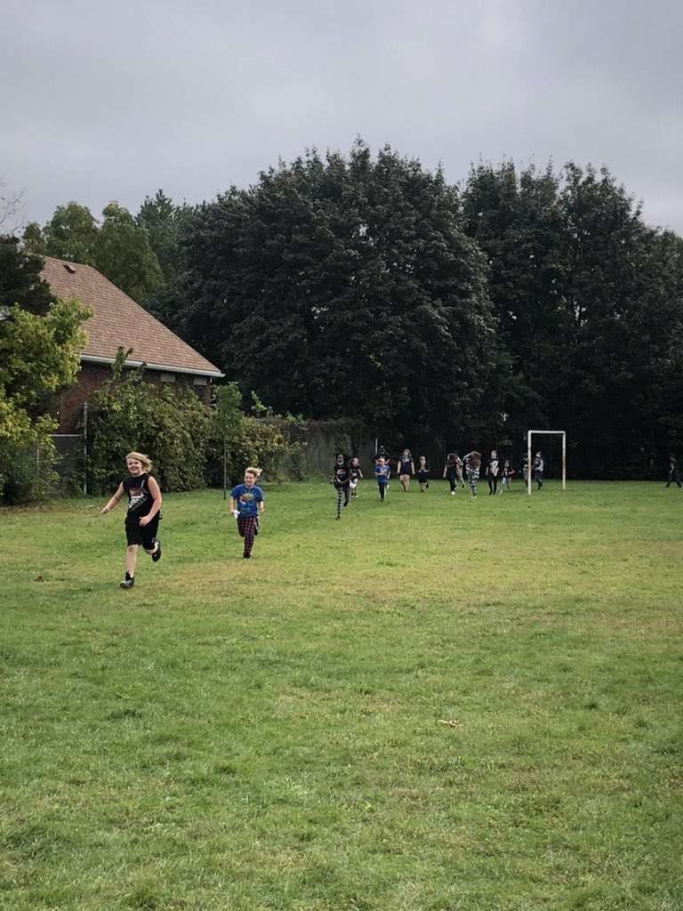 Ms_BCarter's tweet photo. Great day for our Terry Fox run @TrafalgarPS ! So proud of how hard all our kiddos worked today! https://t.co/gUlNjQKitY