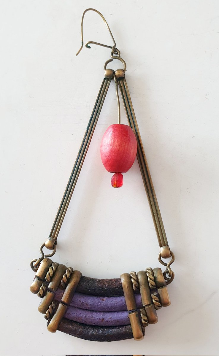 HChristinaR's tweet photo. #ACTlockdown earrings #52.
Another party pair (big day today for a friend), & they're mask friendly (note hooks).
I remember wearing these a lot back in '92 when I was first injured & in a brace. No idea where I found them, who cares! https://t.co/pHfx2Xmly5