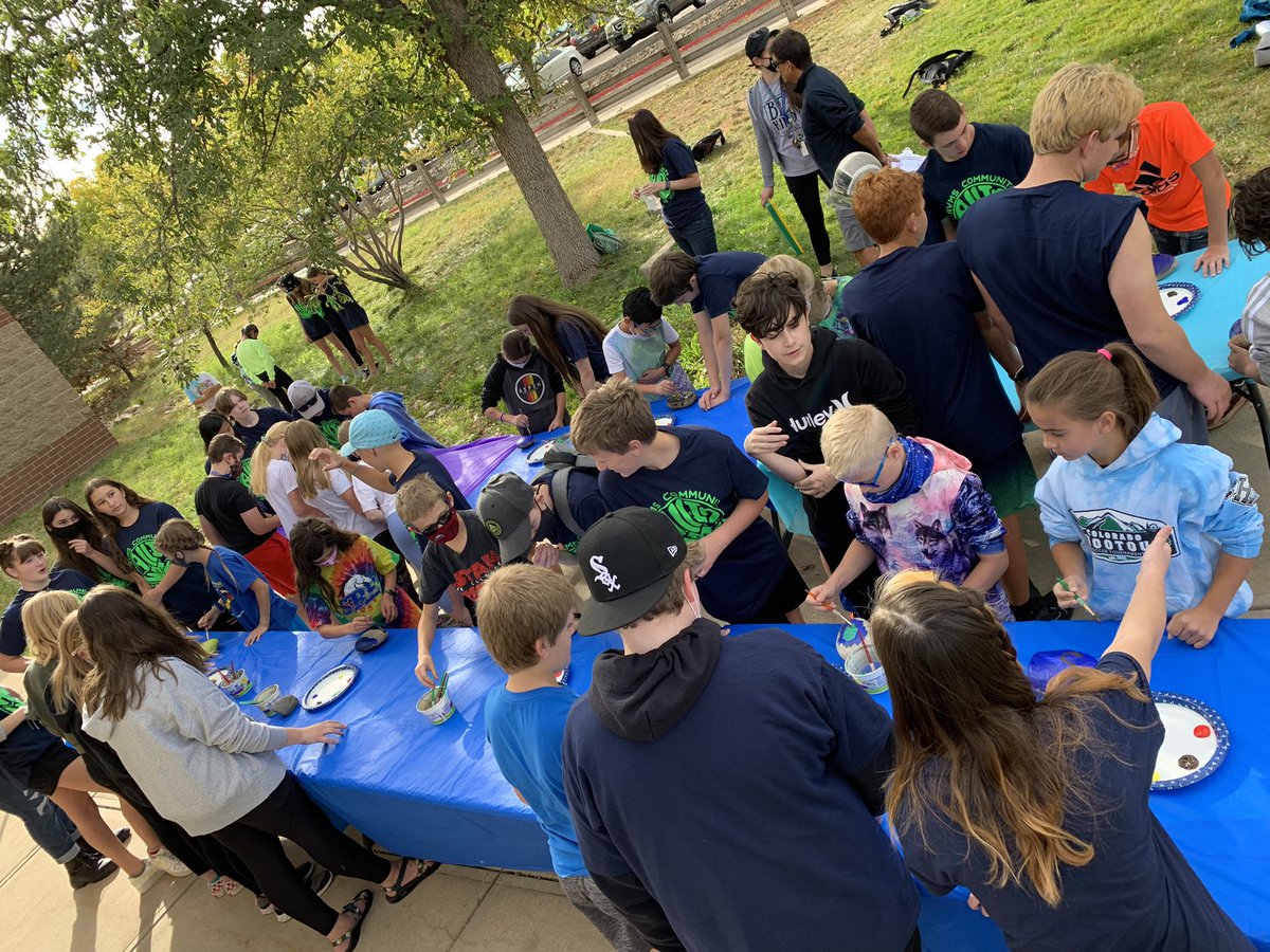 CounselingRvms's tweet photo. Got to spend Community Service Day with the amazing 8 Arctic at the stupendous Saddle Ranch Elementary!! 💙🐺❤️ #ranchviewproud #wolvesgiveback @ErinKyllo @RanchViewMS https://t.co/TvwK3MxkPL