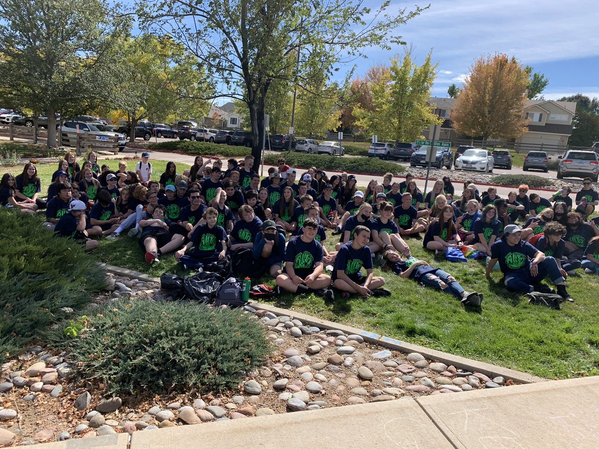 Got to spend Community Service Day with the amazing 8 Arctic at the stupendous Saddle Ranch Elementary!! 💙🐺❤️ #ranchviewproud #wolvesgiveback @ErinKyllo <a href="/RanchViewMS/">RVMS</a>