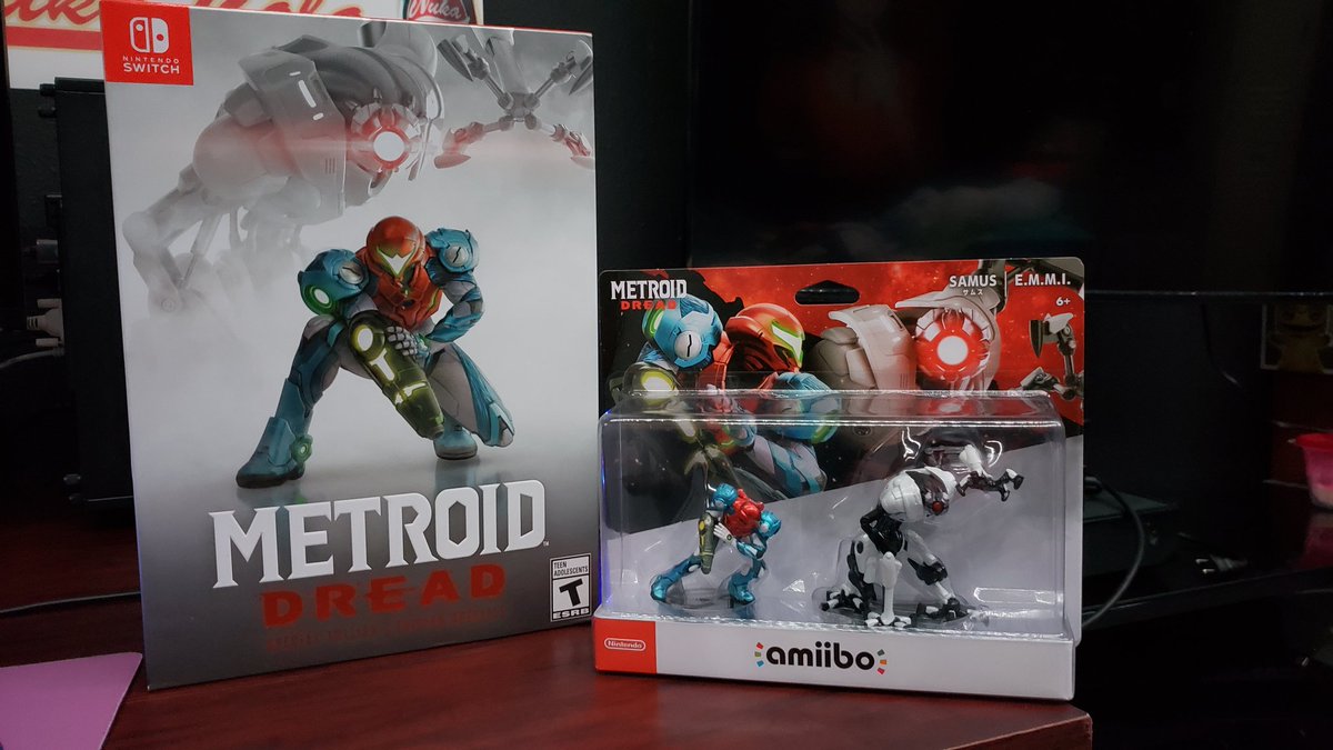 MarcelineSMoon's tweet photo. Huge shout out to @DOmeg for going out of his way to get this for me! You're a legend! Check him out over on TrovoLive at d_OmEGa_b #metroiddread #metroiddreadspecialedition #metroidcollection #collector #specialedition #thanksbuddy #legend #nintendo #metroid https://t.co/MQJLdr2Xhr