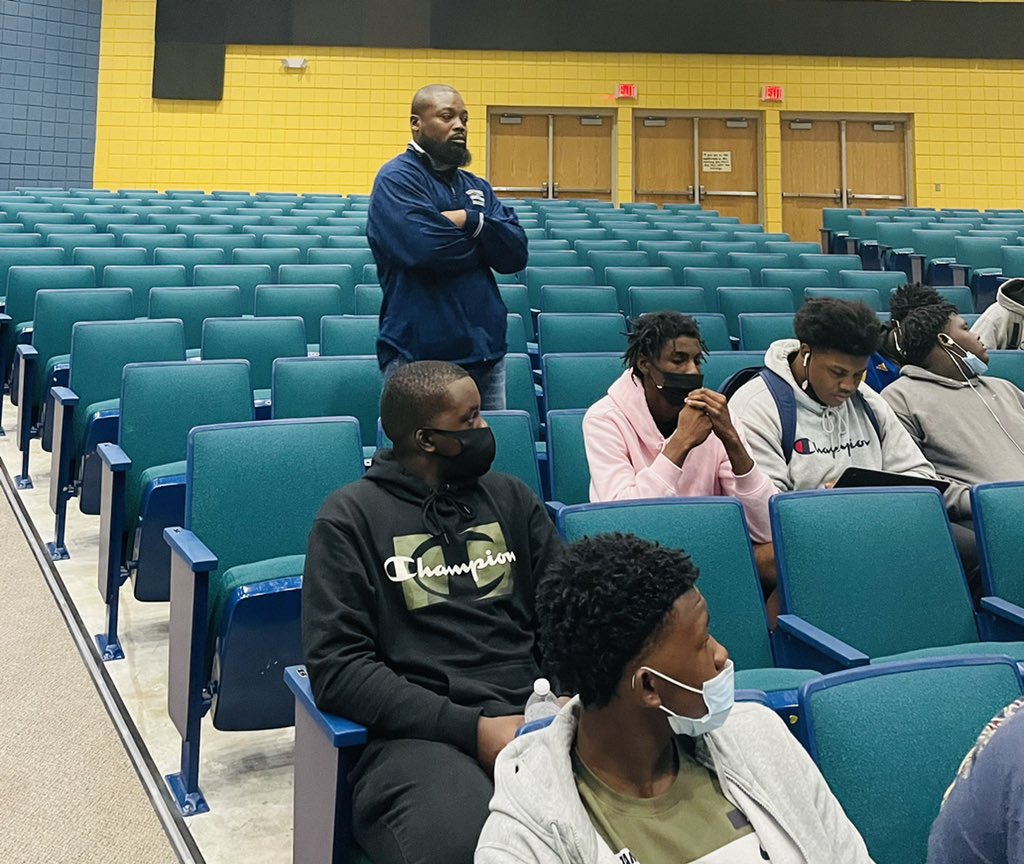 SouthsideDMOP's tweet photo. Today we met with new members and former members of DMOP. We discuss our vision and hope for the group. This is the first time we met since COVID started. We look forward in our October 29th meeting with the young men. We expect lower class young men will attend the 29th meeting. https://t.co/7J8wiFPTxj