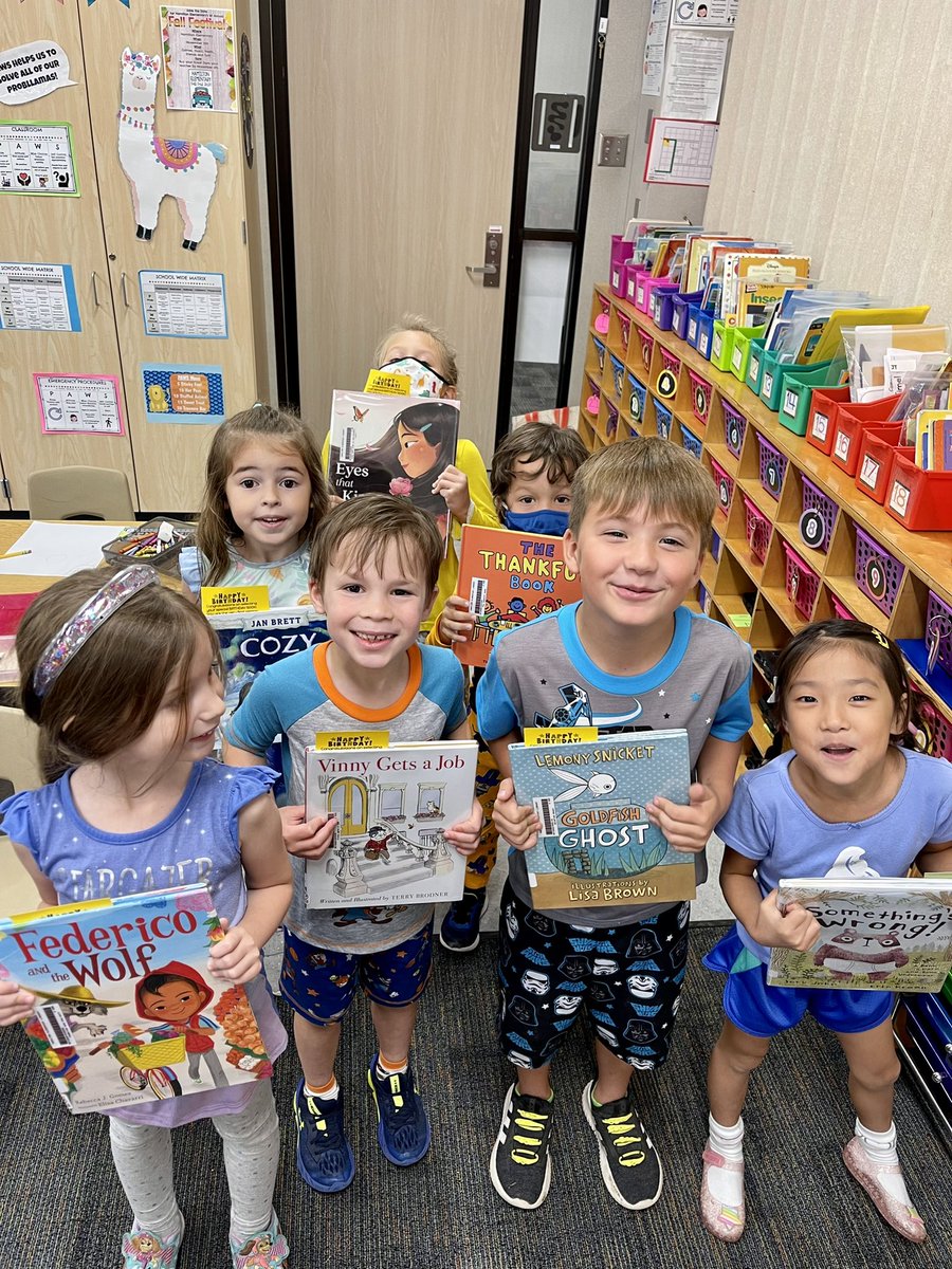 MrsMandySchaef's tweet photo. Happy kids with their Birthday Books! We love to read! #hamiltonpride @Hamilton_Lions https://t.co/lmOsC4y7gE