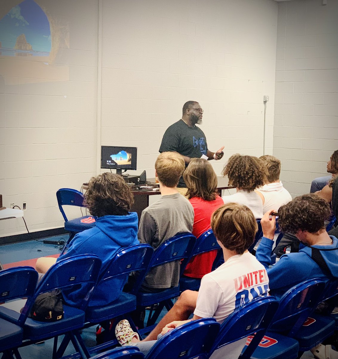 ChipBaker19's tweet photo. Had a great time speaking to the Oak Ridge HS Football Team! Go get it! @oakridgefb @orwareagles
#tsc #gogetit #speaker #motivation #grateful #persistence #puresistence #purrsistence https://t.co/bgAXsekPI1