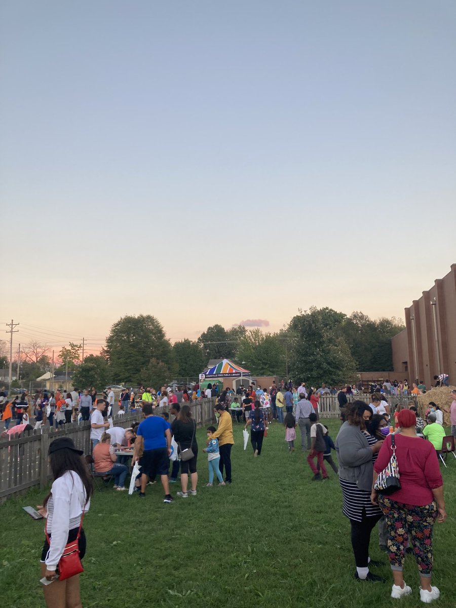 BrandeisBears's tweet photo. Beautiful night for Fall Fest ⁦@BrandeisBears⁩ So great to have our wonderful families back for a party! https://t.co/WKqlvU5D62