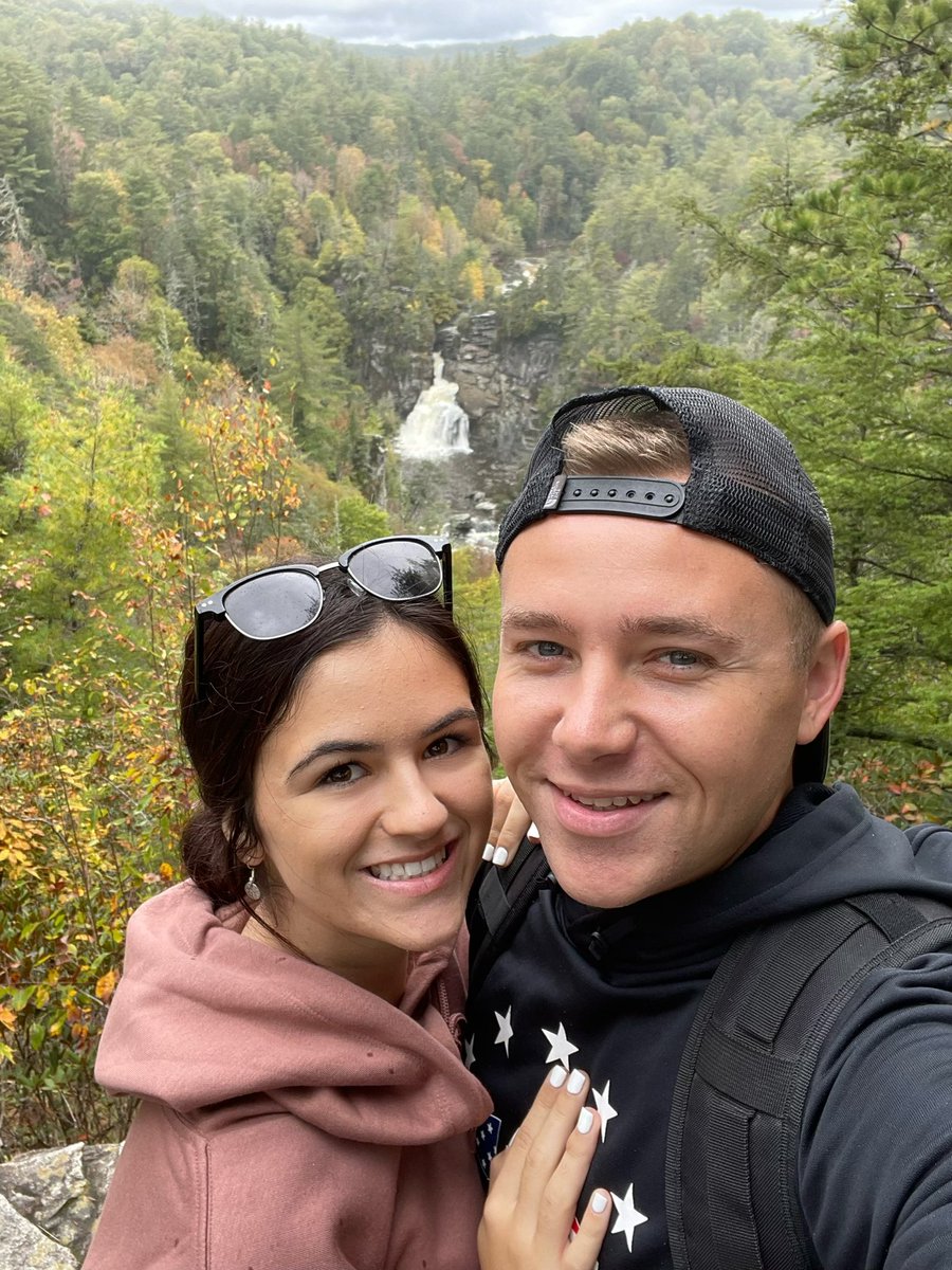 LaurenArbaugh1's tweet photo. Be with someone who makes hiking fun❤️🤩 https://t.co/xhKQa38bRD