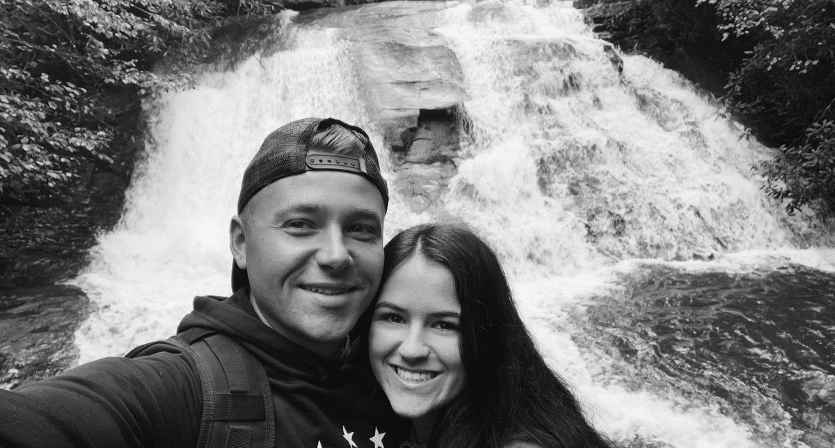 LaurenArbaugh1's tweet photo. Be with someone who makes hiking fun❤️🤩 https://t.co/xhKQa38bRD