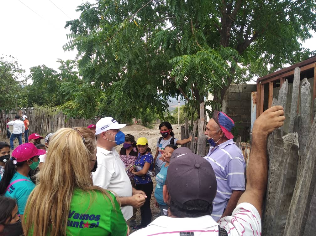 El Candidato <a href="/HAMADCHAER/">HAMAD AL CHAER PSUV</a> visita en la Parroquia Siquisique al Sector 5 de julio, escuchando a cada uno de sus habitantes y presentando su plan de Gobierno rumbo a la victoria del 21N  <a href="/AdolfoP_Oficial/">Adolfo Pereira Gobernador</a> <a href="/PartidoPSUV/">PSUV</a> <a href="/PSUVLara/">PSUVLara</a>   #MedicoIntegralComunitario