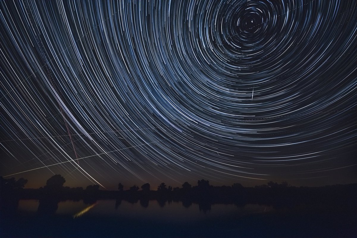 mariuszma73's tweet photo. Startrails nad Odrą 09.10.21, #lubuskie, #krajobraz, #gwiazdy, #stars, #landscape, #Polska, #noc, https://t.co/Xd9rzI2Xui