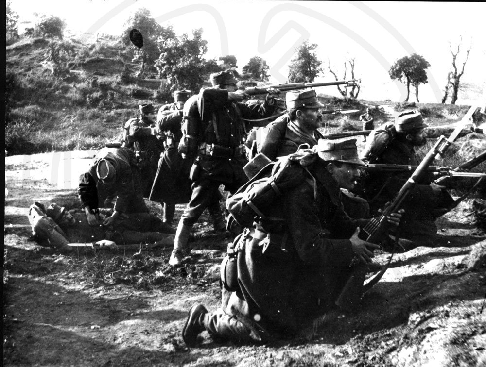 tarrott's tweet photo. Η Μάχη του Σαρανταπόρου

Η αποφασιστικότερη του πρώτου βαλκανικού πολέμου κι αυτή που εξασφάλισε τη νίκη στον ελληνικό στρατό και συνέβαλε στην υποχώρηση και αιχμαλωσία του οθωμανικού.
Από στρατιωτικής απόψεως παρουσιάζει μεγάλο ενδιαφέρον, όχι μόνον για τη σκληρότητα της, https://t.co/2Vhc8v9Efh