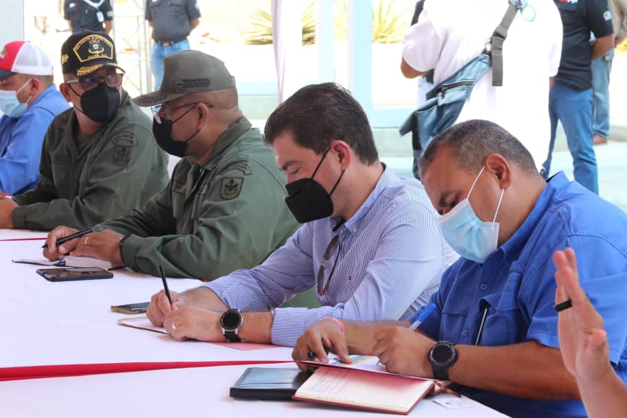 mintransporteve's tweet photo. Desde #Falcón hemos iniciado el plan de visitas junto a los ministros y pdtes. de entes de la #VSOPS instruido por nuestro Pdte. @NicolasMaduro, para conocer y accionar en las problemáticas que atañen a las comunidades. #LoDijo G/J @NestorLReverol https://t.co/iqZO78VaZW