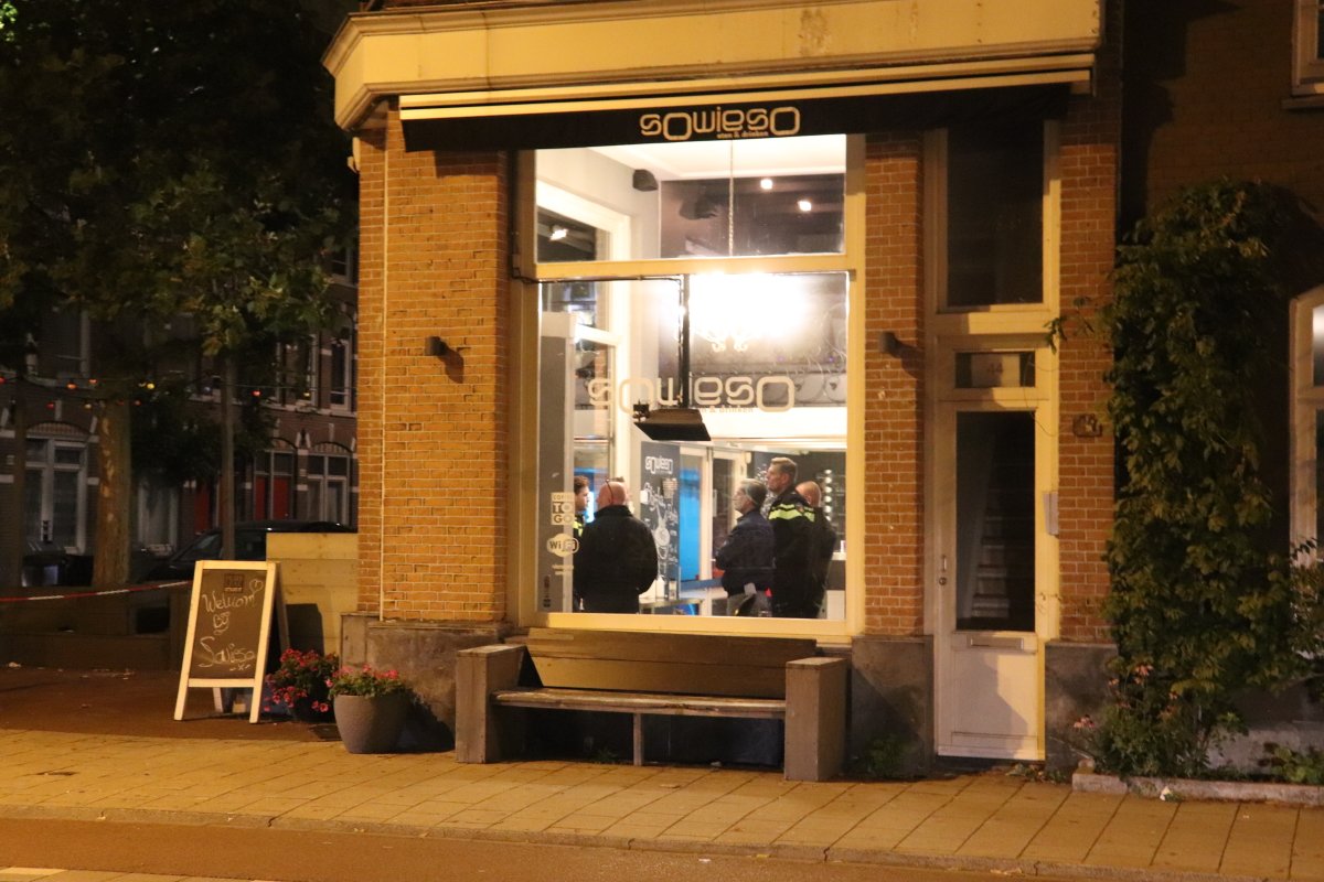 martindamen58's tweet photo. #Integralen controle in samenwerking met @AmsterdamNL @Politie_Adam &amp; @Douane vrijdagavond bij Eetcafé &amp; Shisha Lounge Sowieso. 2e de Hugo de Grootstraat #Amsterdam @020West. Pand doorzocht en goederen in beslag genomen en medewerkers en eigenaar gecontroleerd op nodige papieren. https://t.co/WhfmP8PNpC