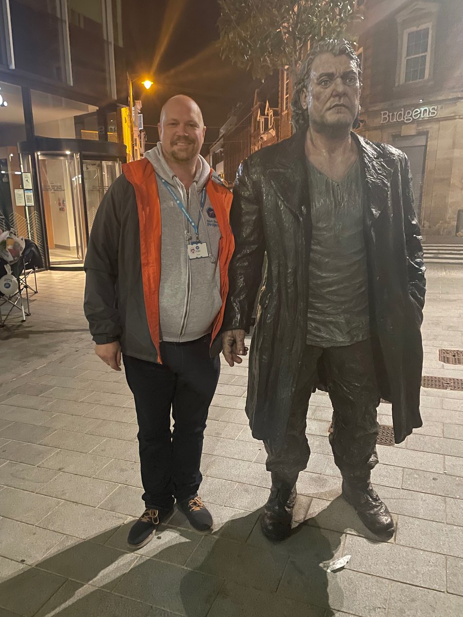 TimothyHenty's tweet photo. Feels extremely good that the amazing @Bryn_Terfel is watching over us as we #SleepOut to raise awareness of #homelessness and funds for @YorkRoadProject in #Woking tonight. Great sculpture by local artist and YRP Patron #SeanHenry #WeAreYRP https://t.co/maVg9VjbI1