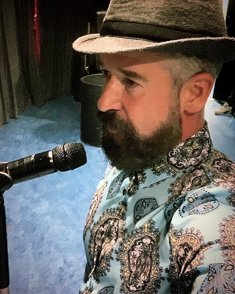 StevieDSinger1's tweet photo. Gig ready , open curtains #stage #ready #beard #singer #mic #gig #beardedsinger https://t.co/Qk2kwWOdu4