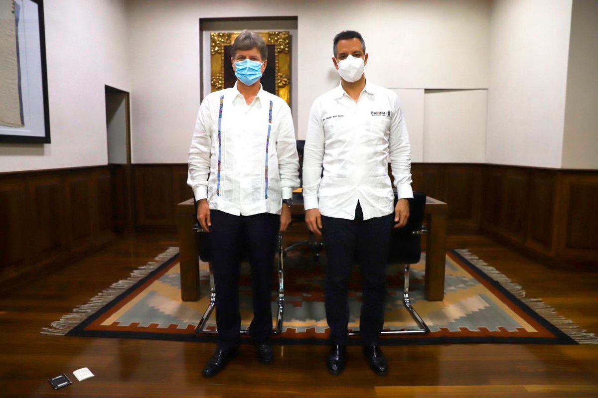 alejandromurat's tweet photo. Me dio gusto recibir a mi amigo Enrique de la Madrid (@edelamadrid), con quien pude platicar de los temas relevantes para #Oaxaca y #México. https://t.co/19smotXEFq