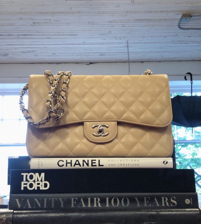 recycledchicpdx's tweet photo. Closing out the week with this CHANEL stunner. Details available online. Happy Friday!
#chanel #chanellover #luxury #style #classicstyle #chanelflapbag #designerconsignment #recycledchic #handbag #handbagoftheday #fashionweek #style #newarrivals #shoponline https://t.co/FpvdKY4nnZ