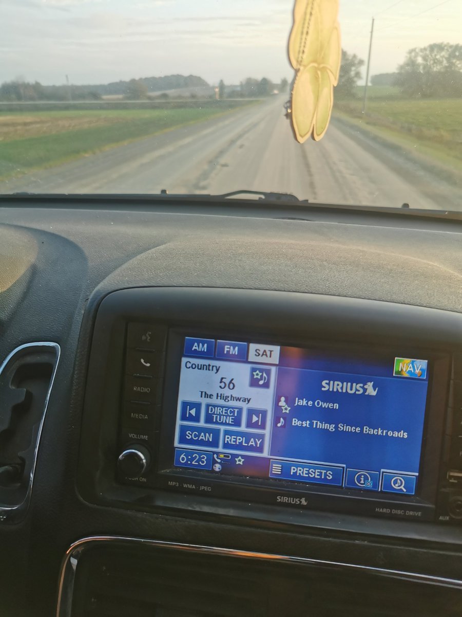 smartin_84's tweet photo. @jakeowen #bestthingsincebackroads came on while I was driving on a back road 😜 https://t.co/ntdX4tKqYf