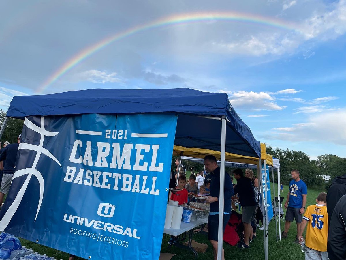 Heck of a night with the #HOUNDS! Annual tailgate never disappoints. We appreciate all our players, coaches, alumni and Pups for making it a great night! Hounds vs Warren on the gridiron now!