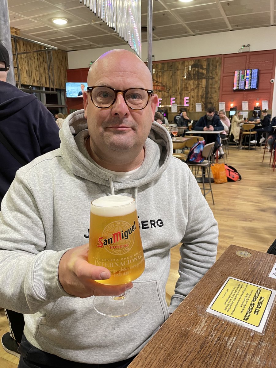 Gatwick Airport at 0627 - what else are you meant to do 🤷🏻‍♂️