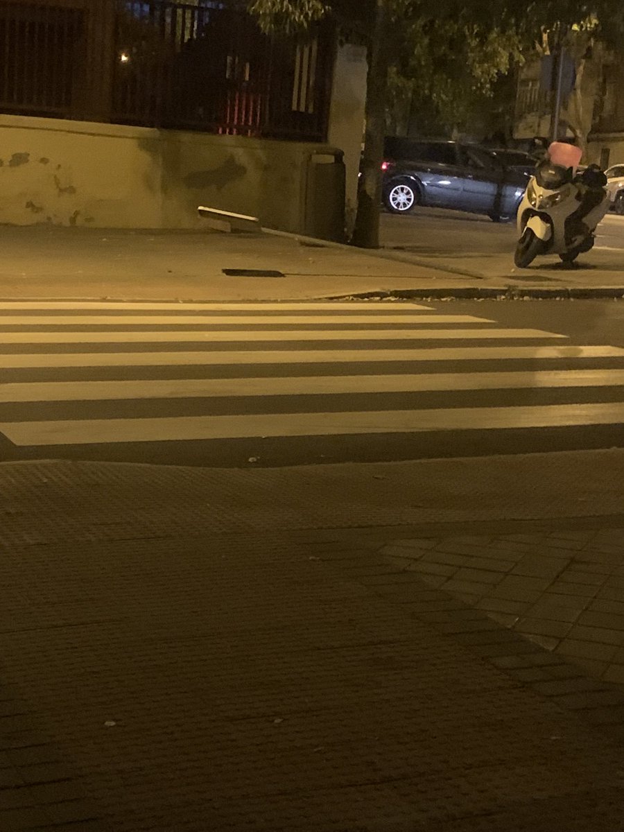 harleyjog's tweet photo. @Lineamadrid calle Sarria con chantada pasa de cebra del colegio la vega y el colegio de adultos https://t.co/UCu8owoqzg