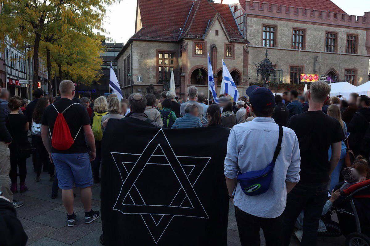Heute gedenken wir den am 9. Oktober 2019  in #Halle ermordeten Menschen

Bild: 
jachad יחד
Bündnis gegen Antisemitismus und Antizionismus
von Kundgebung in Gedenken an die Opfer des Anschlags von Halle 2019
jachadgoettingen.wordpress.com/2019/10/14/ruc…