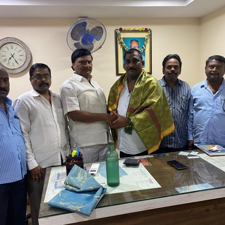 TRSCRKANNA's tweet photo. వనస్థలిపురం డివిజన్ తెరాస పార్టీ అధ్యక్షులుగా 2 వ సారి నియమించిన సందర్బంగా యువ నాయకుడు చింతల రవి గుప్తని సన్మానిస్తున్న ద్వారకామాయి నగర్ ఆర్య వైశ్య సంగం కమిటీ సభ్యులు

@KTRTRS @D_SudheerReddy @ChintalaRavi3 https://t.co/yZqIMbfYTG
