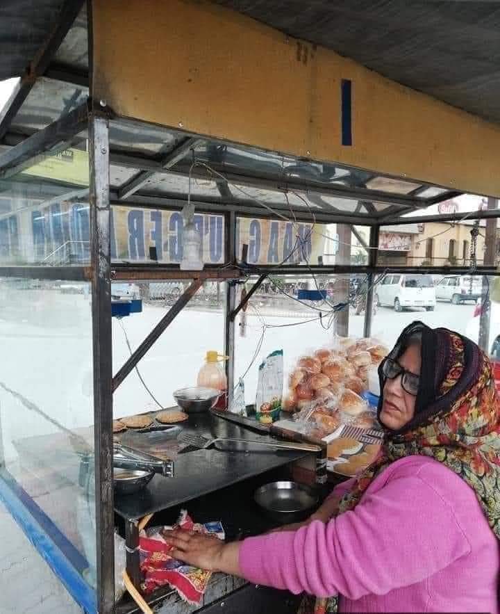 chayepanii's tweet image. Meet Sabeela Bibi - She is a 50 year old women who runs a Burger stall with the name of "Maa G Burger Point.She works day and night to pay medical expenses of her sick husband as well as education fees of her 3 children. 
#sarahkhan #MinalKhan #Ambani #ayeshaakram